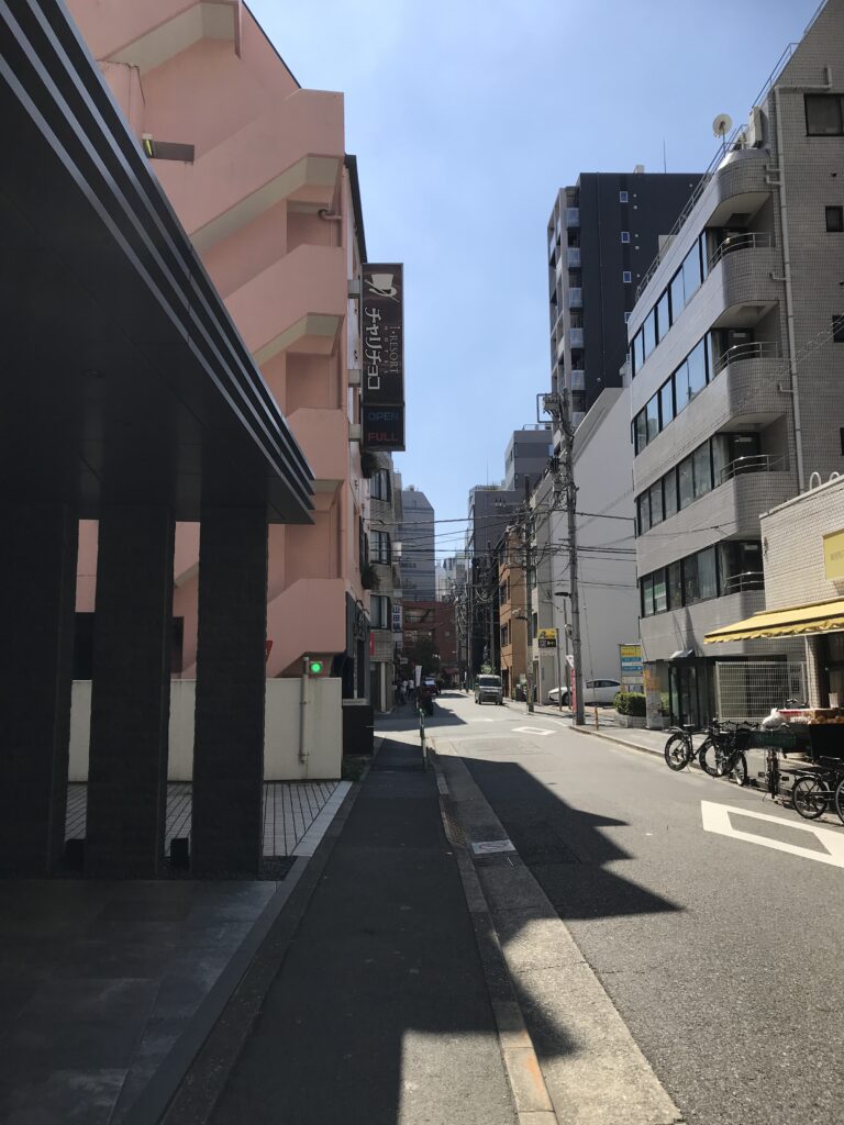 池袋駅西口の昼間のラブホテル街